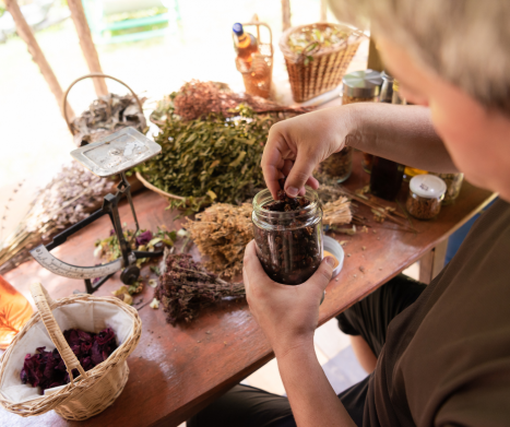 Zioła Ojca Grzegorza Sroki: koncepcje zielarskie słynnego zielarza zakonnego z Rychwałdu