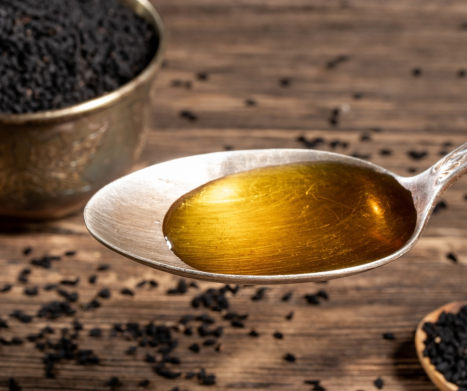 CZARNUSZKA (Nigella sativa) czyli czarny kminek. Leksykon ziół.