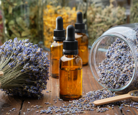 Olejki eteryczne - poznaj olejki, które warto mieć w swojej domowej apteczce