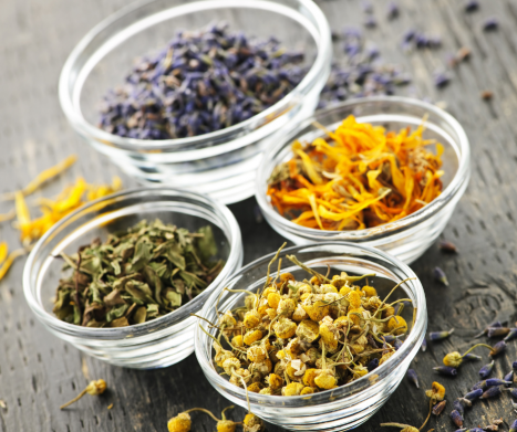 Zioła na refluks: naturalne i skuteczne metody łagodzenia dolegliwości żołądkowych