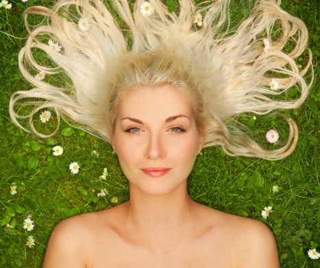 Zioła na wypadające i słabe włosy: zielarskie triki na porost, wypadanie i przetłuszczanie się włosów